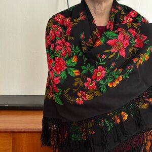 NWOT Authentic Russian Pavlovo Posad Shawl 100% Wool 145x145sm Made in Russia